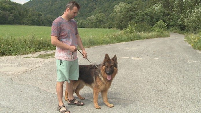 Jozef Adamčík so svojím psom.
