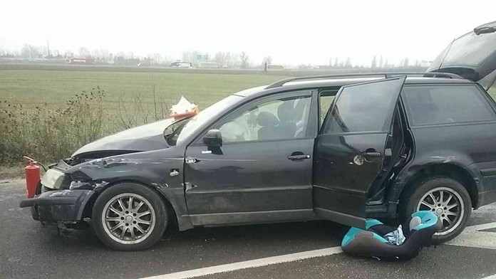 Auto po čelnej zrážke pri Opatovce neďaleko Trenčína.
