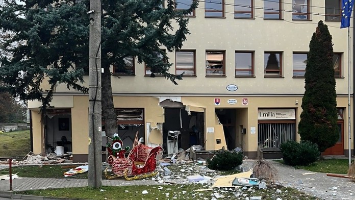 Obcou na západnom Slovensku otriasol obrovský výbuch. Zlodeji si vzali na mušku bankomat pri obecnom úrade