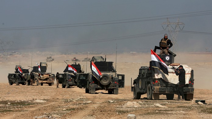 Vojaci irackých špeciálnych síl smerujú do západnej časti irackého mesta Mósul.