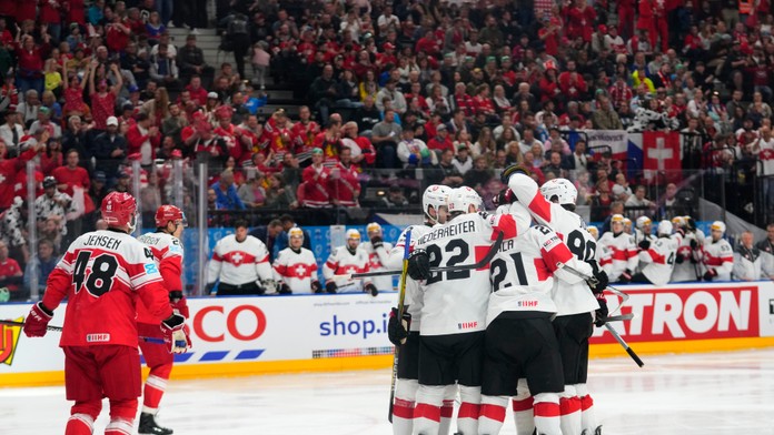 Švajčiarsky hráč Kevin Fiala (uprostred) oslavuje so spoluhráčmi.
