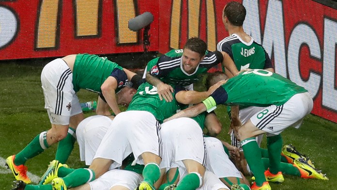 Futbalisti zo Severného Írska sa tešia po góle Garetha McAuleyho proti Ukrajine.