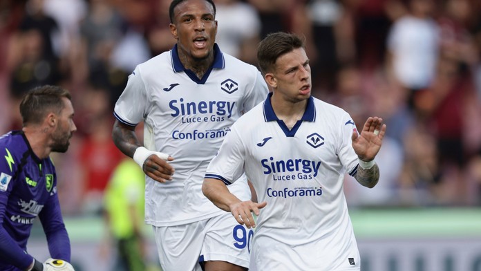 Slovenský futbalista v drese Verony Tomáš Suslov sa teší po strelení gólu.