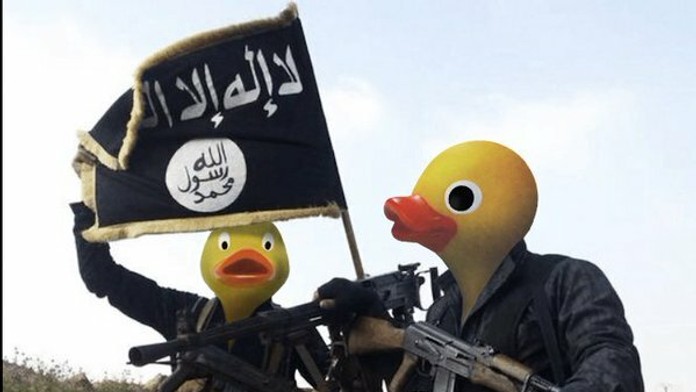 ISIS bojovníci s kačacími hlavami