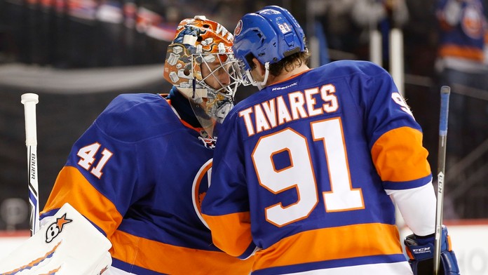 Jaroslav Halák prijíma gratuláciu od kapitána Islanders Johna Tavaresa po tom, ako kryl 31 striel.