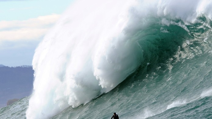 Šialení surfisti na vlnách vo Francúzsku