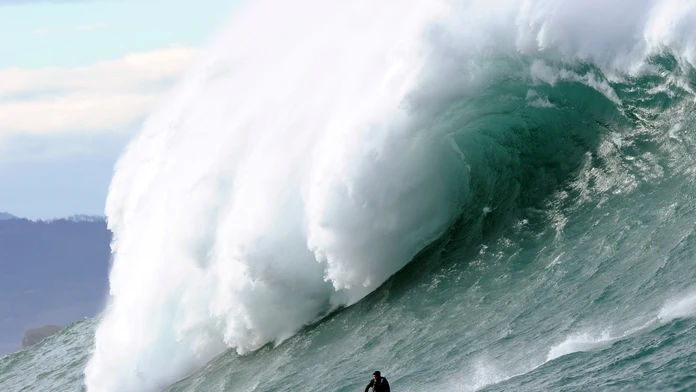 Šialení surfisti na vlnách vo Francúzsku