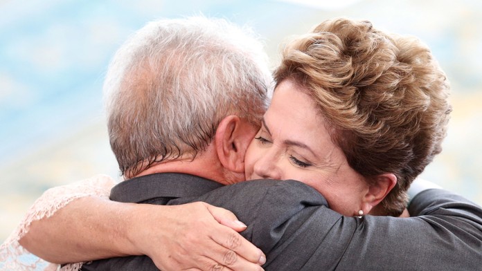 Brazílska prezidentka Dilma Rousseffová sa objíma s bývalým brazílskym prezidentom Luizom Ináciom Lulom da Silvom