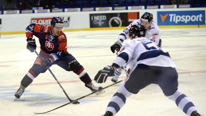 Vľavo hráč Slovenska Jakub Suja, vpravo hráč Fínska Joonas Kemppainen, chrbtom jeho spoluhráč Atte Ohtamaa.