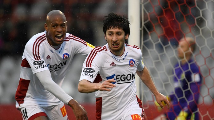 Na snímke sprava hráči Trenčína  Giorgi Beridze a Rangelo Maria Janga oslavujú gól 