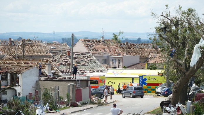 Na snímke materiálne škody po silnej búrke a tornáde v obci Moravská Nová Ves