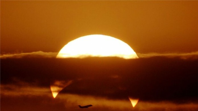 Fotografia NASA: Lietadlo & zatmenie Slnka