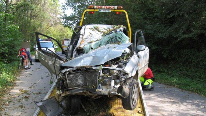 Nehoda pri Sučanoch, mladík vletel do stromu.