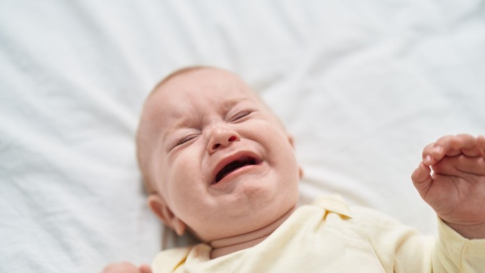 Na snímke batoľa, ktoré plače.