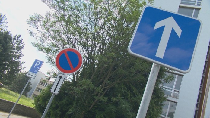 Parkovisko pred nemocnicou v Leviciach.