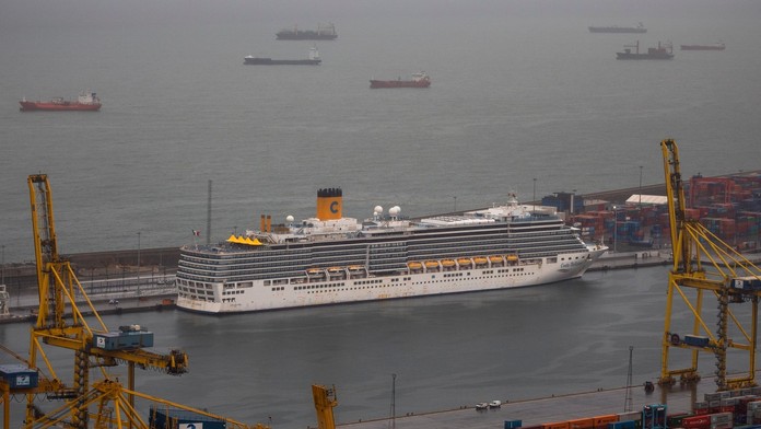 Na snímke výletná loď Costa Deliziosa kotví v prístave 20. apríla 2020 v Barcelone.