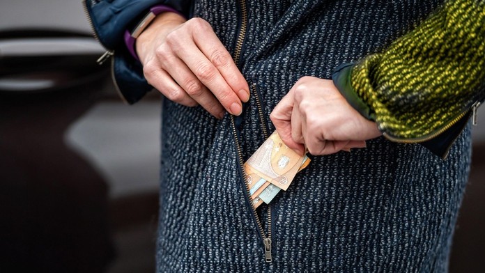 Muž našiel vo vrecku kabáta zabudnutý lotériový tiket. Keď ho skontroloval, zostal v šoku