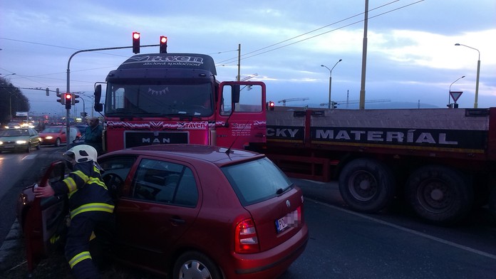 Nehoda troch áut a kamiónu, ktorý urobil. tzv. jednotku, v Prešove.