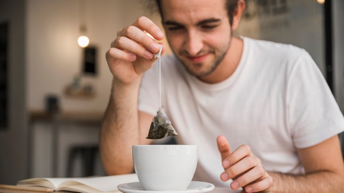 Obľúbený nápoj skrýva neviditeľné riziko. Obsahuje miliardy častíc, ktoré voľným okom neuvidíme. Ako sa im vyhnúť?