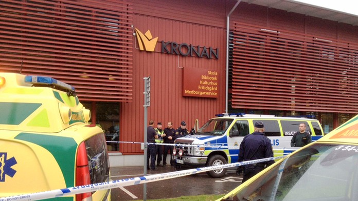  Záchranári sú pred ZŠ po útoku ozbrojeného maskovaného muža v západošvédskom meste Trollhättan.