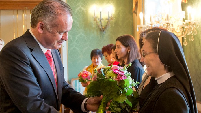  Andrej Kiska a rehoľná sestra Hermana, ktorú prijal pri príležitosti MDŽ.