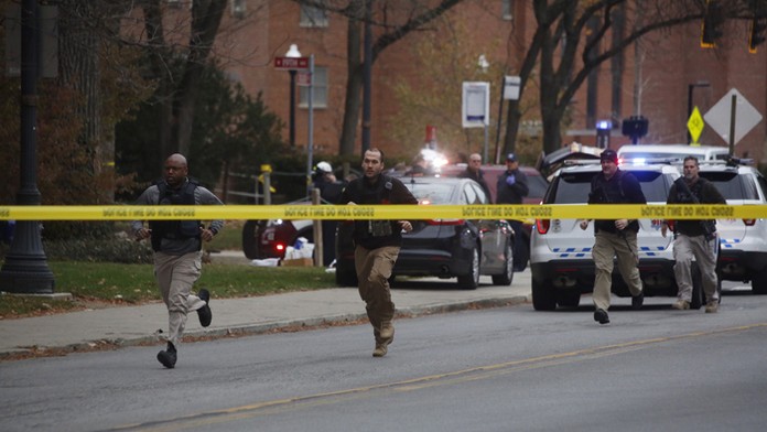 Utekajúci študenti na univerzite Ohio, kde sa strieľalo.