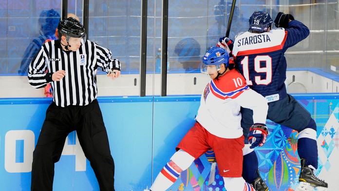 Tomáš Starosta (vpravo) a  Čech Roman Červenka bojujú o puk pri mantineli 