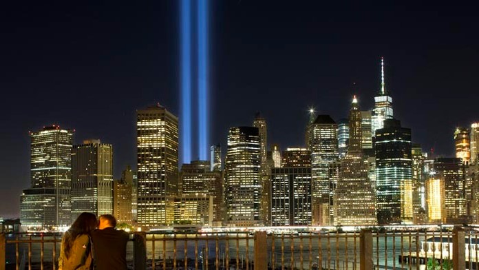Dvojičky vytvorené zo svetla svietia v New Yorku počas 16.teho výročia útokov na Dvojičky.