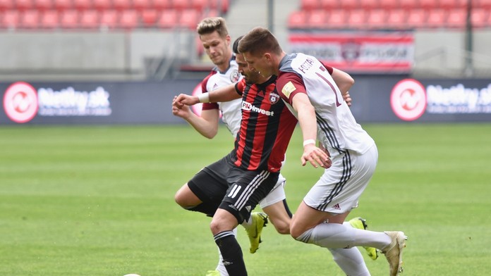 Fínsky brankár Kevin Lankinen, pred ním Martin Marinčin v dueli na MS 2019.