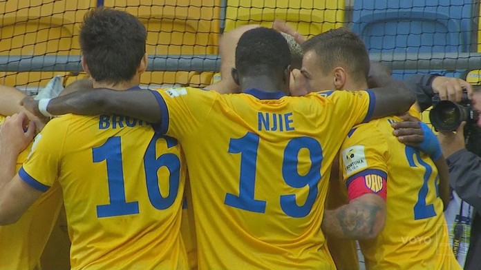 Hráči Dunajskej Stredy oslavujú gól proti Liptovskému Mikulášu.