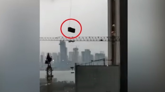 Plošinu s umývačmi okien rozkolísal vietor.