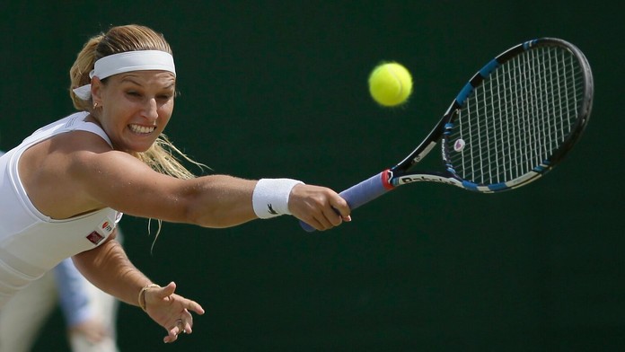 Dominika Cibulková vracia loptičku Chorvátke Ane Konjuhovej  v 3. kole na Wimbledone.