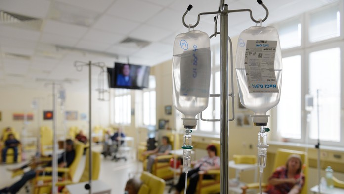 Priestory oddelenia rádioterapie a klinickej onkológie Fakultnej nemocnice v Nitre nerezové infúzne stojany.