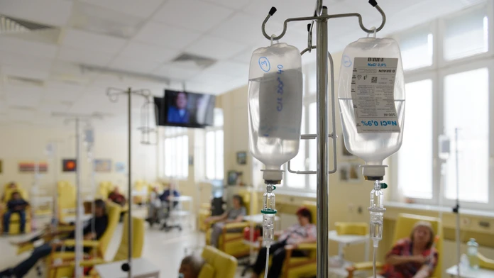 Priestory oddelenia rádioterapie a klinickej onkológie Fakultnej nemocnice v Nitre nerezové infúzne stojany.