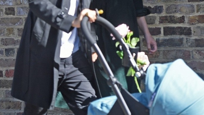 Na snímke druhý vpravo jeden z fanúšikov Slovana vbehol na ihrisko a pridal sa k roztržke hráčov oboch mužstiev.