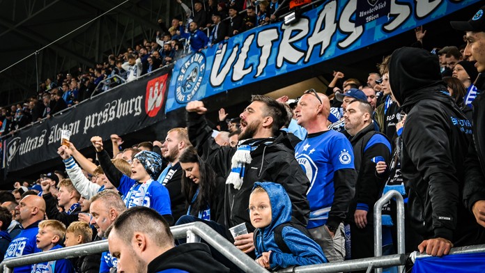 GALÉRIA: Od svetelnej šou po Weissovo prekvapenie. V Bratislave si premiéru Ligy majstrov užili