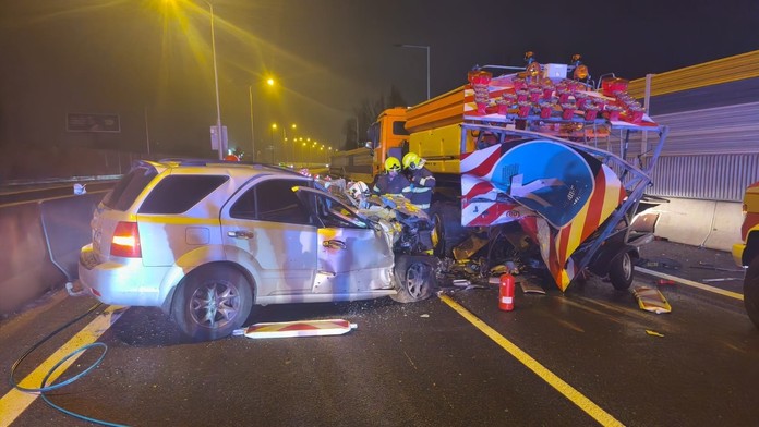 Vážna nehoda na D2. Mladý vodič narazil do odstaveného vozíka, kolóny by mali pretrvávať do večera