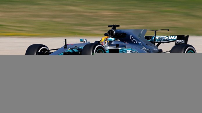 Jazdec Mercedes AMG Lewis Hamilton na predsezónnych testoch na okruhu Circuit de Catalunya v Montmeló pri Barcelone.pg