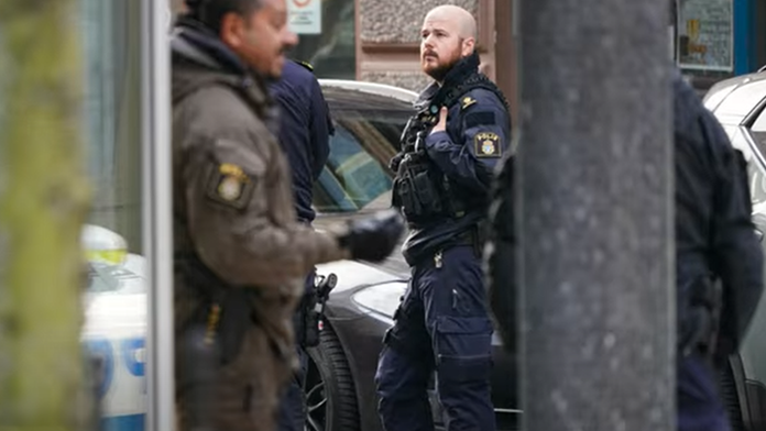 Tínedžer s nožom útočil na gymnáziu vo Švédsku, zranil žiaka a učiteľa