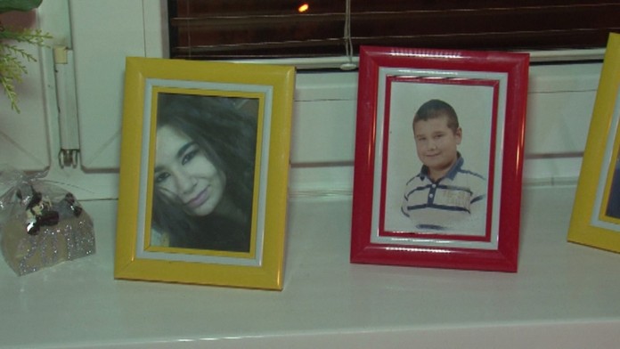 Dve z detí, ktoré zostali po nebohom taxikárovi.