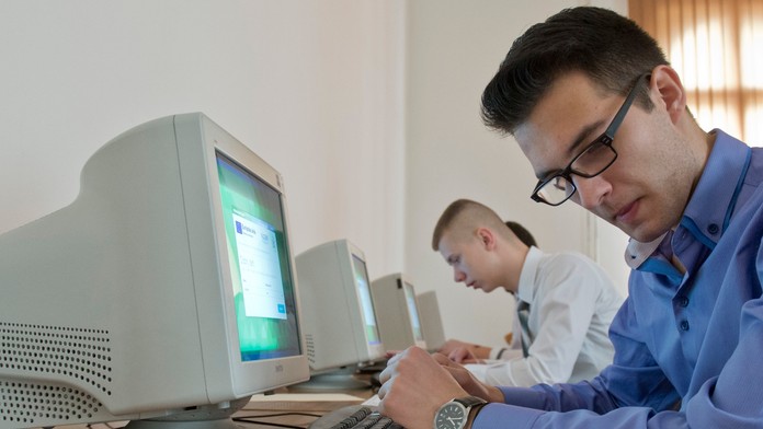 Žiači na Strednej priemyselnej škole na Fajnorovom nábreží absolvovali písomnú maturitu zo slovenčiny na počítačoch.