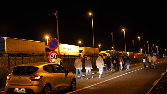 Situáciou okolo migrantov sa už zaoberá aj britská vláda