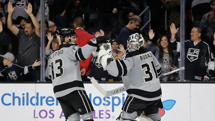 Peter Budaj (vpravo) sa raduje so spoluhráčom v Los Angeles Kylem Cliffordom.