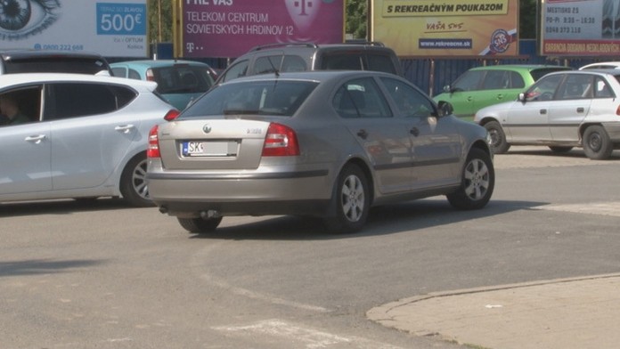 Parkovací chaos vo Svidníku.