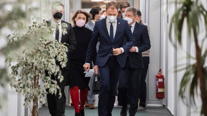 Ministri Igor Matovič, v pozadí Vladimír Lengvarský.