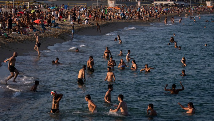 Na snímke ľudia si užívajú horúce leto na pláži v španielskej Barcelone.