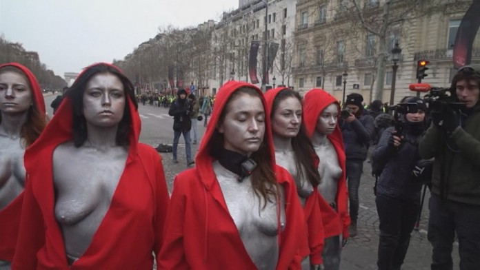 Červené mikiny na proteste žltých vest