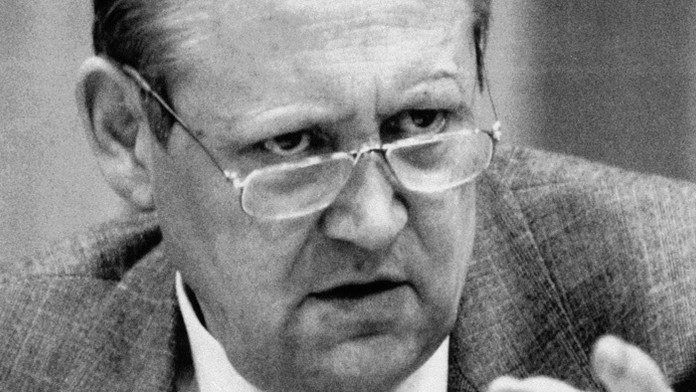 Na archívnej snímke z 9. novembra 1989 hovorca politbyra Günther Schabowski.