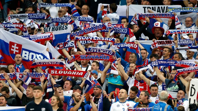 Slovenskí priaznivci pred kvalifikačným zápasom v Anglicku.