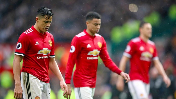 Sklamaní hráči Manchestru United po prehre s West Bromwich.